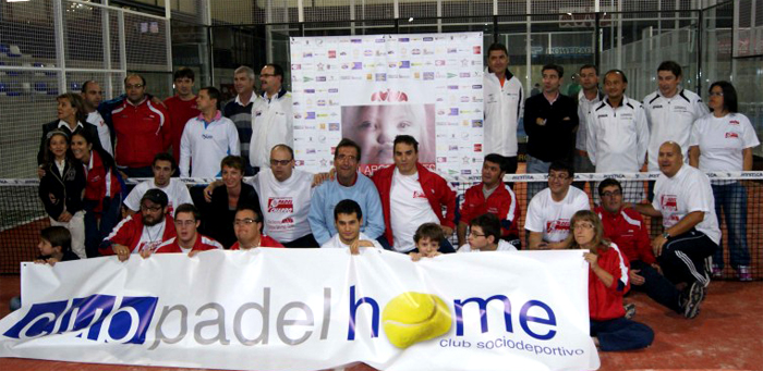 Foto de familia para dar el pistoletazo de salida al VII torneo de AVIVA-Padel Charro